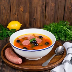 Солянка с копченой колбасой и маслинами