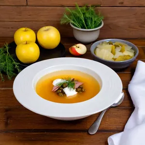 Солянка с копченой уткой и яблоками