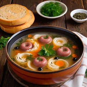 Солянка с копчёными колбасками и солёными грибами