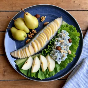 Солёная сельдь с грушей и голубым сыром