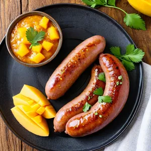 Сосиски с манговым чатни и кинзой