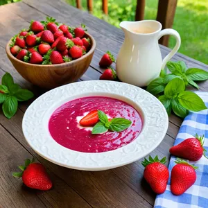 Свекольник с клубникой и базиликом