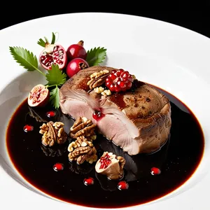 Свиная вырезка с гранатовым соусом и грецкими орехами