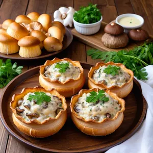 Сырные корзинки с грибами и сливочным соусом