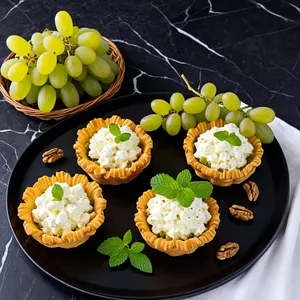 Сырные корзинки с виноградом и орехами