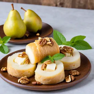 Сырные роллы с грушей и грецким орехом