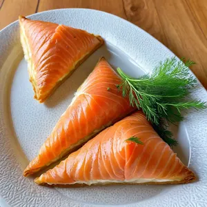 Сырные треугольники с копченым лососем и укропом