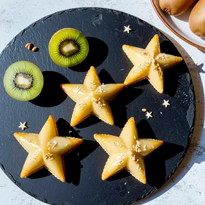 Сырные звёздочки с киви и кедровыми орешками