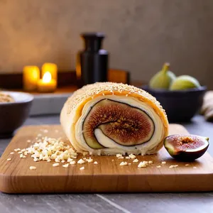 Сырный рулет с инжиром и кунжутом