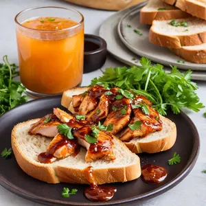 Тосты с копченой курицей и соусом барбекю