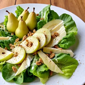 Цезарь с грушей и кедровыми орешками