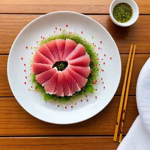 Тунец сашими с кунжутом и соевым соусом