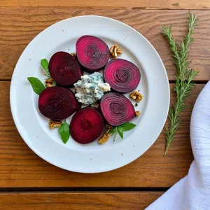 Запечённая свёкла с грецкими орехами и голубым сыром