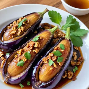 Жареные баклажаны с кленовым сиропом и грецкими орехами