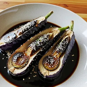 Жареные баклажаны с соевым соусом и кунжутом